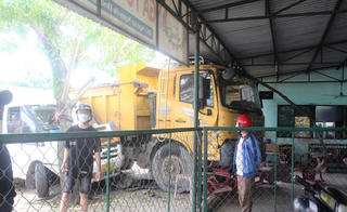 Quảng Nam: Xe tải và xe ô tô tông vào nhà dân, chủ nhà thoát chết 