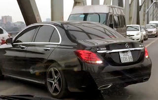 Phạt nguội xe Mercedes thản nhiên quay đầu trên cầu Chương Dương