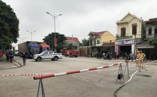 Nghệ An: Lật xe bồn, xăng tràn ra QL1A