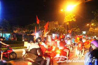 Biển người Quảng Nam đổ ra đường ăn mừng chiến thắng lịch sử của U23 Việt Nam