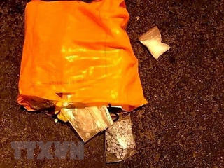 Cảnh sát giao thông truy đuổi xe ôtô chở một lượng lớn ma túy