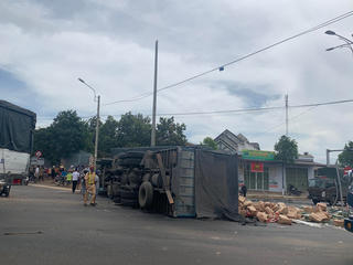 Liên tiếp nhiều vụ xe tải mất phanh, tông hư hỏng nhiều phương tiện