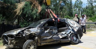 Tàu hỏa đâm và kéo lê ôtô con khiến 2 người bị thương