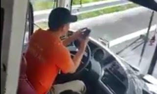 Hành khách kinh hãi vì tài xế mở điện thoại chơi game, soi kết quả xổ số