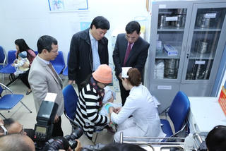 Đủng đỉnh đi tiêm vaccine dịch vụ