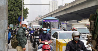 Người dân đổ về quê nghỉ Tết sớm, đường phố cửa ngõ Hà Nội ùn ứ kéo dài