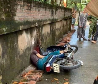 Đang điều khiển xe máy, cụ ông bị thanh niên cầm gậy đánh tử vong