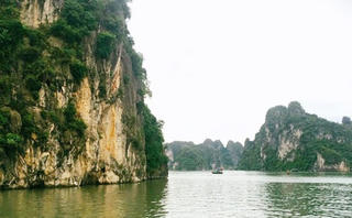 Sà lan ‘sắt vụn’ biến mất, hòn Cặp Bè trên Vịnh Hạ Long đẹp trở lại