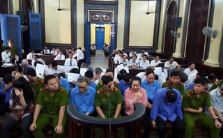 Gần 30 cán bộ, công chức hải quan hầu tòa