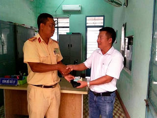 Đại úy CSGT trả lại ví có 15 triệu đồng cho người đánh rơi