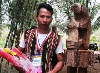 Hội thi tạc tượng gỗ dân gian Tây Nguyên năm 2017: Gấu bẻ măng' giành giải Nhất