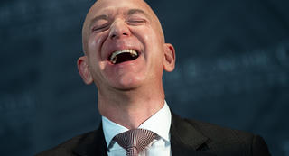 Tỷ phú Bezos và người tình vẫn ở bên nhau dù mối tình bí mật bị bại lộ