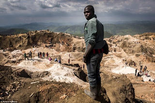 Đằng sau chiếc iPhone hào nhoáng