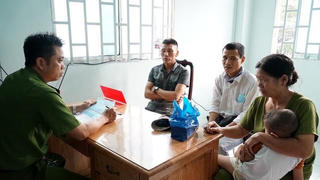 Bình Dương: Tài xế xe ôm và vị khách trả lại gần 360 triệu đồng cho người đánh rơi