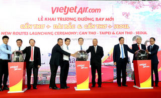 Chủ tịch Trần Thanh Mẫn dự khai trương 2 đường bay Cần Thơ - Seoul/ Đài Bắc