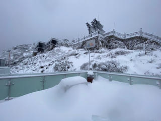 Du khách đổ về Fansipan ngắm cảnh tuyết rơi dày đặc như trời Âu