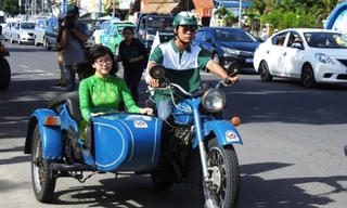 80 chiếc xe mô tô và ô tô cổ diễu hành trên đường phố Nha Trang