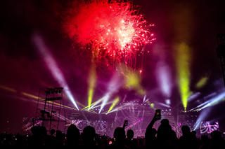 Mãn nhãn màn pháo hoa dài 15 phút tại phố biển Sầm Sơn