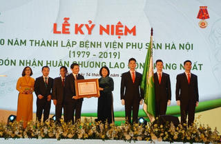 Bệnh viện Phụ sản Hà Nội đón nhận Huân chương Lao động hạng Nhất