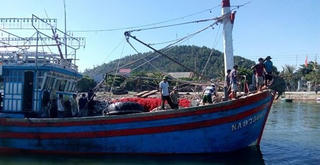 Cứu 17 thuyền viên tàu cá trôi dạt trên biển