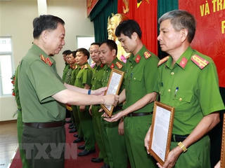 Khen thưởng các tập thể phá đường dây sản xuất ma túy xuyên quốc gia