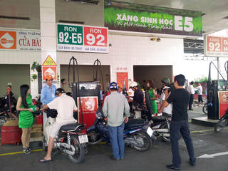 Bất cập giá xăng