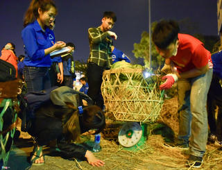 Nông sản thừa,  'giải cứu' mãi được không?