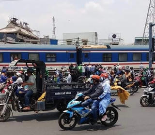 TP HCM: Nói chuyện điện thoại gần đường ray xe lửa, người phụ nữ bị cán đứt lìa 2 chân, tử vong
