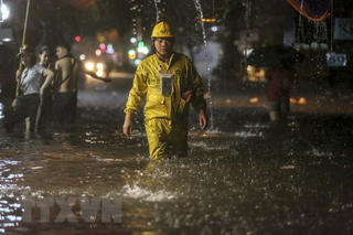 Trận mưa lớn đầu mùa làm ngập nhiều tuyến phố Hà Nội