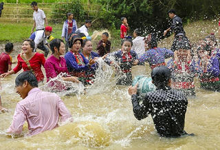 Độc đáo Tết té nước