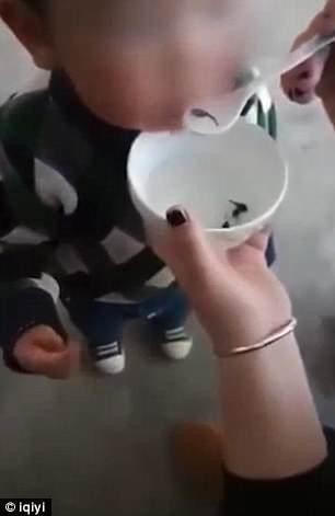 Kinh hoàng mẹ bắt con ăn nòng nọc để...khỏe mạnh