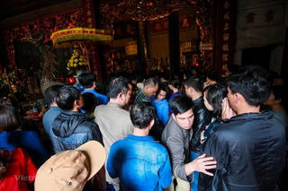 Làm rõ vụ công chức Kho bạc Nhà nước đi lễ trong giờ hành chính