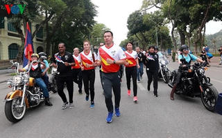 Xạ thủ Hoàng Xuân Vinh dẫn đầu đoàn chạy tiếp sức ủng hộ SEA Games