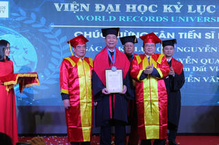 Trao danh hiệu Tiến sĩ danh dự Viện Đại học Kỷ lục thế giới