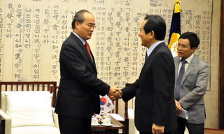 Chủ tịch Nguyễn Thiện Nhân chào xã giao Chủ tịch QH Hàn Quốc