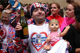 Người dân Anh hân hoan đón chào Hoàng tử bé