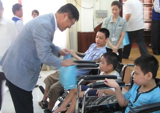 Điều kiện người bị khuyết tật hưởng trợ cấp thế nào?
