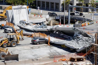 Sập cầu đi bộ tại Mỹ, ít nhất 6 người bị thương