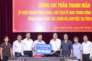 Chủ tịch Trần Thanh Mẫn trao 500 triệu đồng hỗ trợ tỉnh Điện Biên