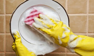 3 lý do bạn nên dùng găng tay khi dọn nhà