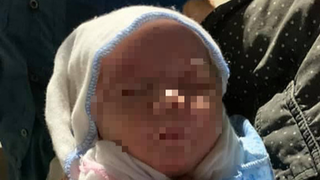 Nữ lao công phát hiện bé gái 10 ngày tuổi trong xe rác ở Hà Nội