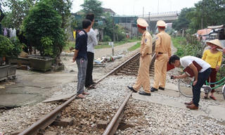 Băng qua đường sắt, một người đàn ông bị tàu hỏa đâm tử vong