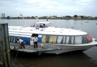'Xe buýt' đường thủy gặp khó