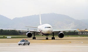 Phế thải rơi vãi uy hiếp an toàn bay