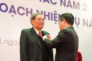 Phong tặng danh hiệu Nhà giáo Nhân dân