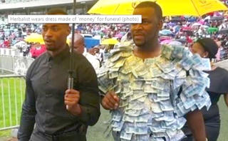 Dán tiền lên quần áo đi khắp làng để khoe của