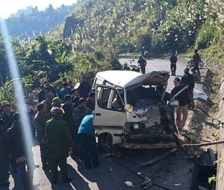 Xe ô tô đâm vào vách núi, 2 người chết 5 người bị thương
