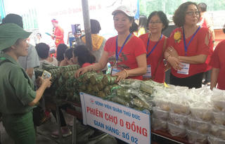 Tết sẻ chia, xuân ấm áp