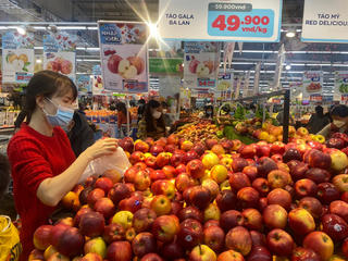 Giá cả leo thang: Sinh viên, người lao động 'méo mặt'