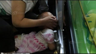 'Khủng hoảng' thang cuốn tiếp diễn ở Trung Quốc